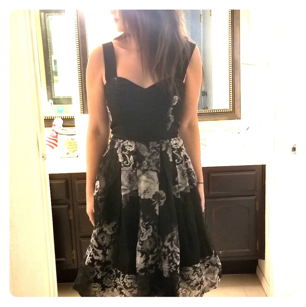 Sweet heart neckline dress for special occasions.